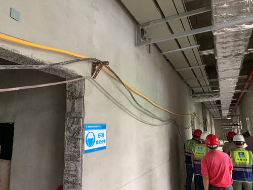 (十三)楼层内统一设置了临时管线支架,将后期装修施工所需电源线,气源