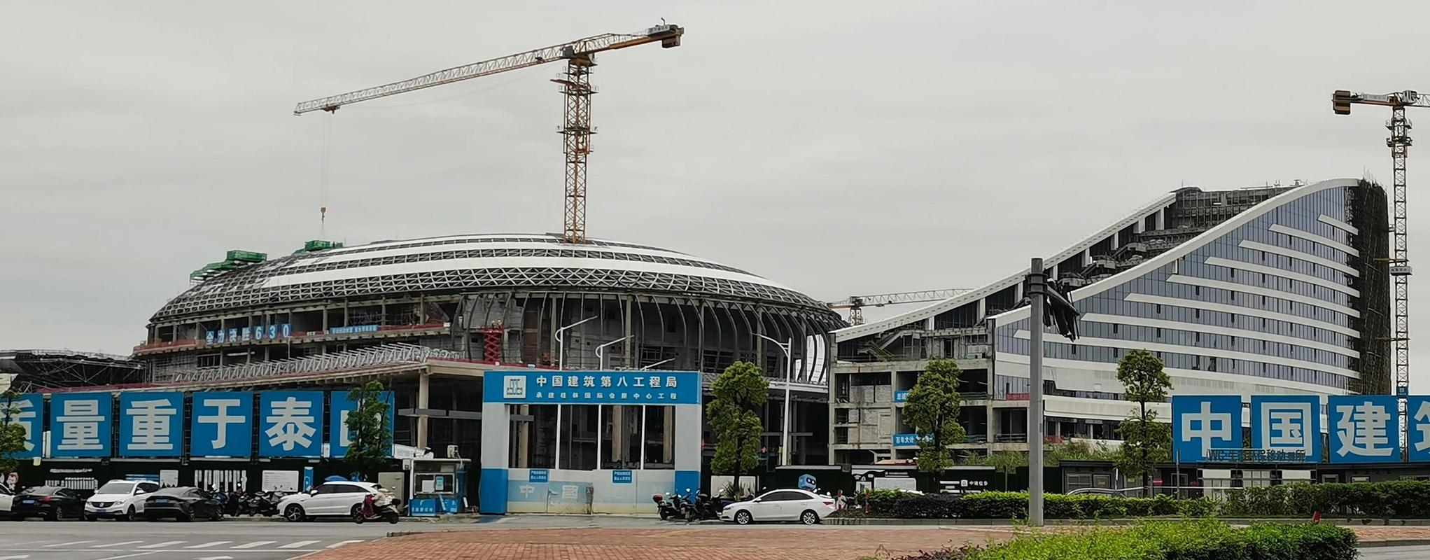 桂林新国际会展中心各个建筑现已壮观显现,一些后期的装修工作在加班